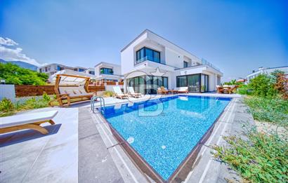 Girne Bellapais Bölgesinde, Türk Malı, Triplex, 5+2, Yüzme Havuzlu Satılık Lüks Villa