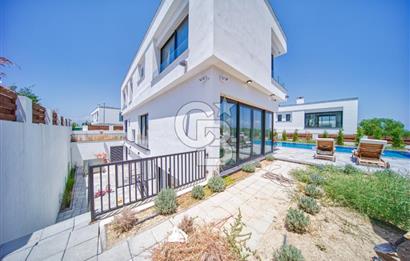 Girne Bellapais Bölgesinde, Türk Malı, Triplex, 5+2, Yüzme Havuzlu Satılık Lüks Villa