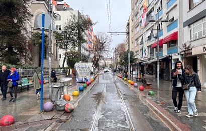 Kadiköy Bahariye Soner Sokak'ta Tabela Değeri Olan 3+1 İşyeri