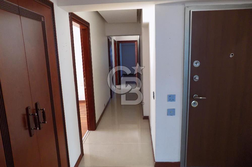 Körfez Mahallesinde Deniz ve Havuz Manzaralı 3+1 Kiralık Daire