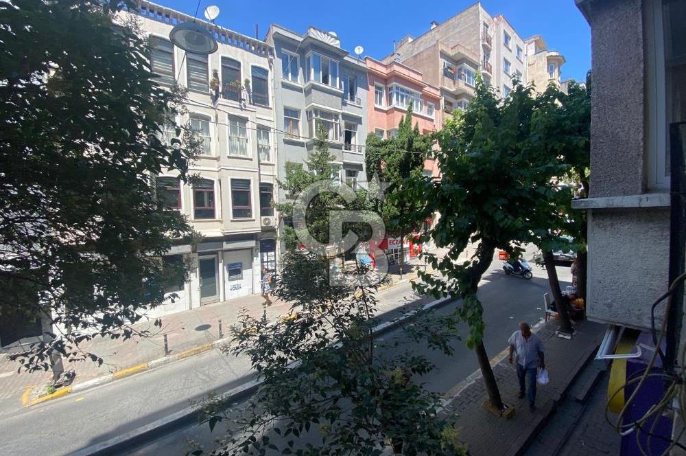 Cihangir Meydan da Cadde üzeri Cift Cepheli Satılık 3+1 Daire