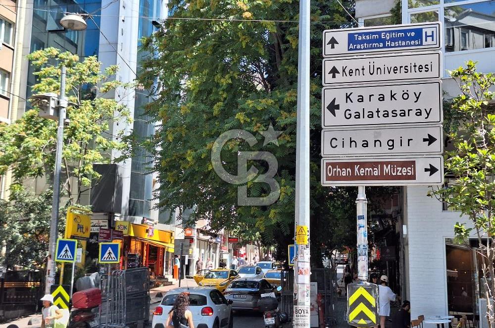 Cihangir Meydan da Cadde üzeri Cift Cepheli Satılık 3+1 Daire