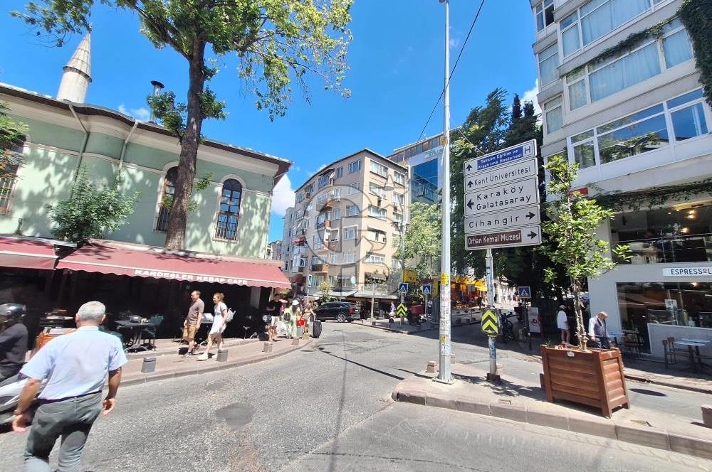 Cihangir Meydan da Cadde üzeri Cift Cepheli Satılık 3+1 Daire