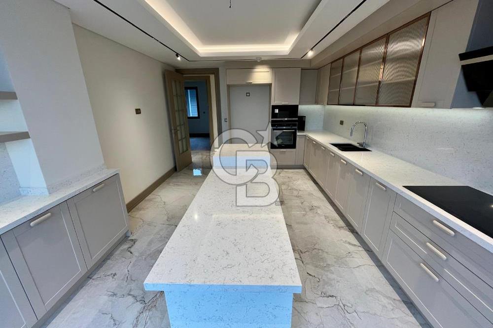 Çengelköy'de boğaz manzaralı, balkonlu 4+1 165 m2 lüks daire