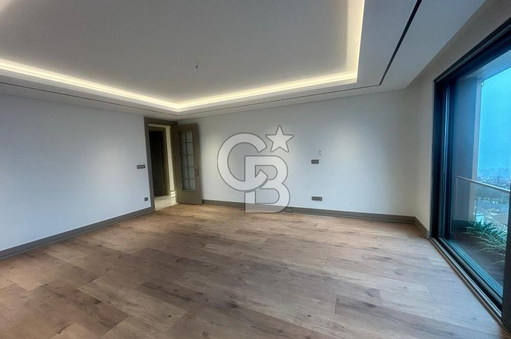 Çengelköy'de boğaz manzaralı, balkonlu 4+1 165 m2 lüks daire