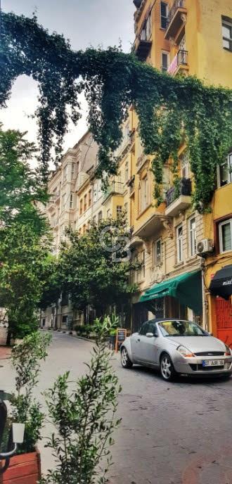 Galata'da Tarihi Binada 4+1 Bakımlı Satılık Daire