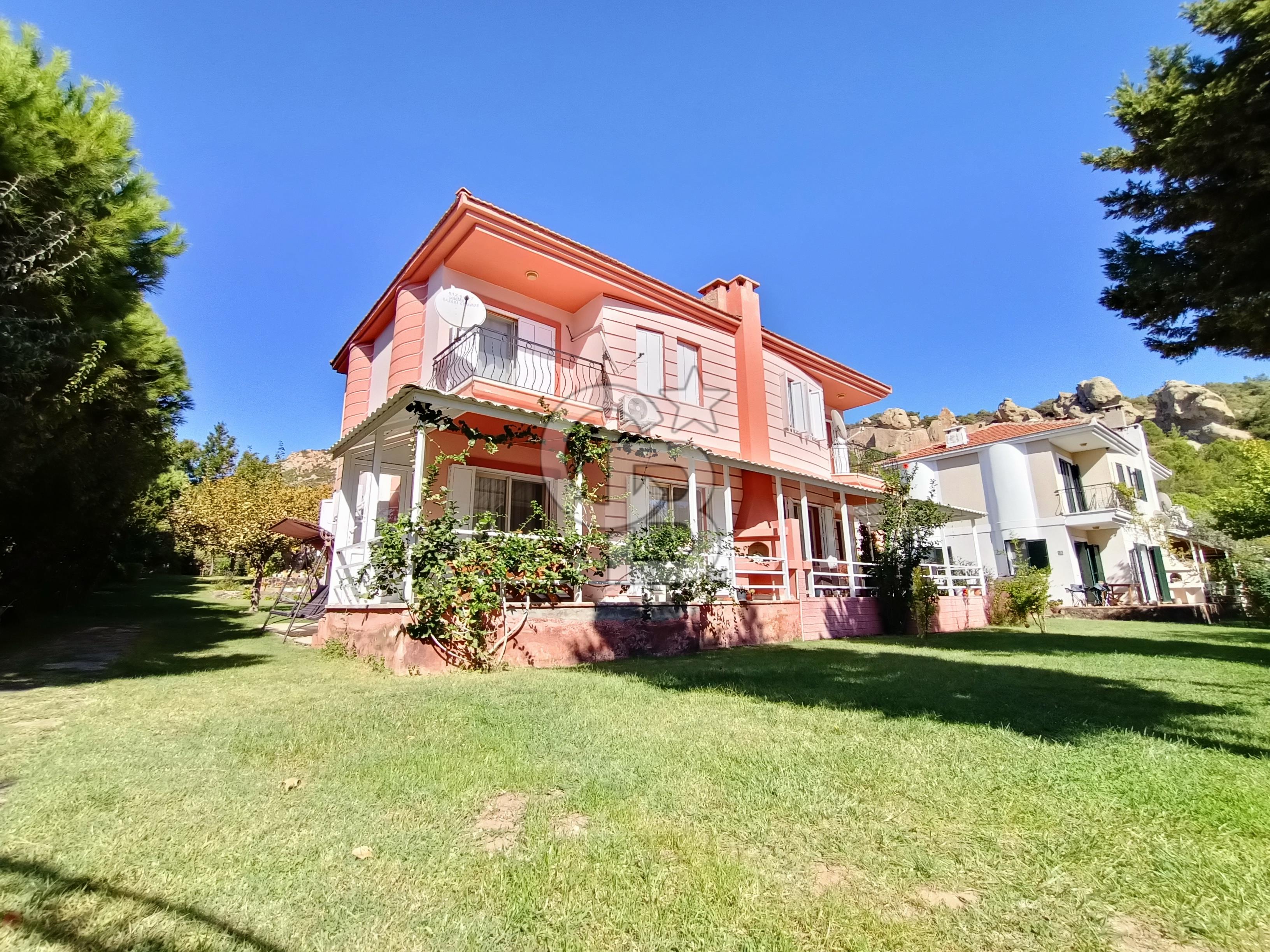 ESKİFOÇA SİTE İÇİ FULL EŞYALI FERAH 4 MEVSİMLİK KİRALIK VİLLA