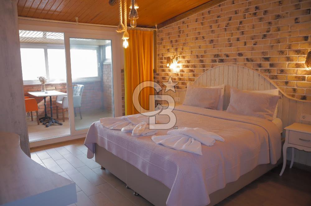 URLA İSKELE'DE DENİZ MANZARALI SATILIK BUTİK OTEL