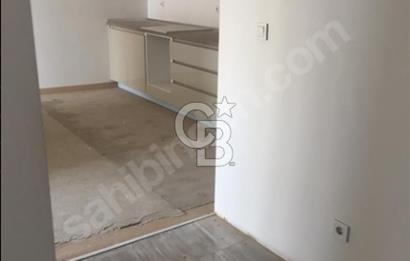ATAŞEHİR DE SİTE İÇERİSİNDE HAVUZLU OTOPARKLI 2+1 SATILIK DAİRE