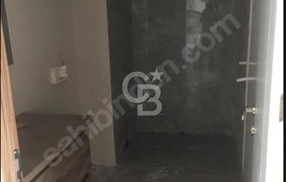 ATAŞEHİR DE SİTE İÇERİSİNDE HAVUZLU OTOPARKLI 2+1 SATILIK DAİRE