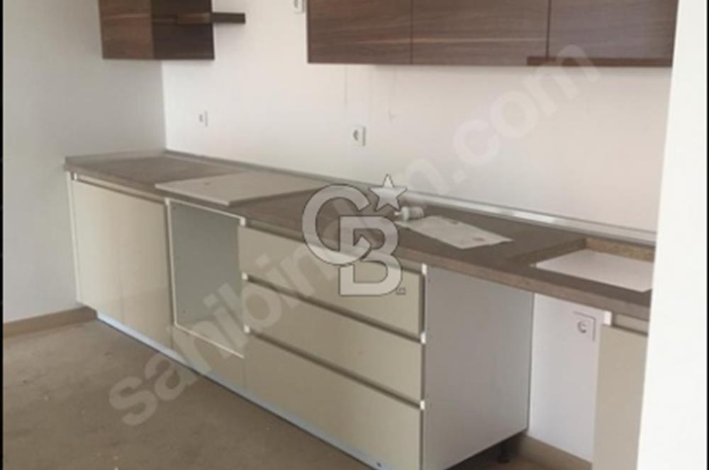 ATAŞEHİR DE SİTE İÇERİSİNDE HAVUZLU OTOPARKLI 2+1 SATILIK DAİRE
