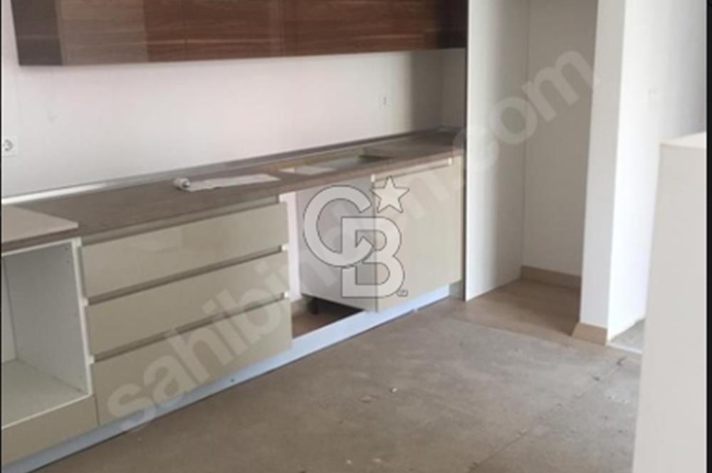 ATAŞEHİR DE SİTE İÇERİSİNDE HAVUZLU OTOPARKLI 2+1 SATILIK DAİRE