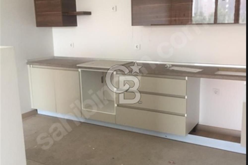 ATAŞEHİR DE SİTE İÇERİSİNDE HAVUZLU OTOPARKLI 2+1 SATILIK DAİRE