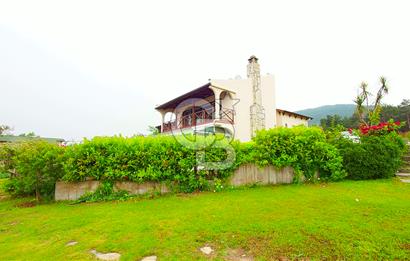 URLA GÜVENDİK'TE BUTİK BİR SİTE İÇİNDE SATILIK LÜKS VİLLA