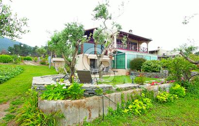 URLA GÜVENDİK'TE BUTİK BİR SİTE İÇİNDE SATILIK LÜKS VİLLA