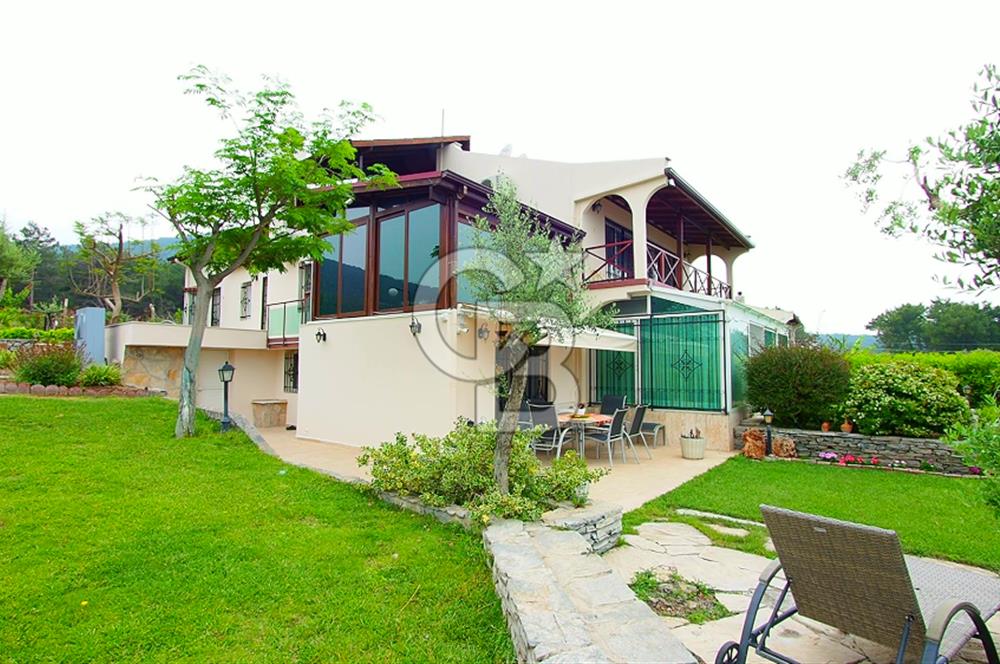 URLA GÜVENDİK'TE BUTİK BİR SİTE İÇİNDE SATILIK LÜKS VİLLA
