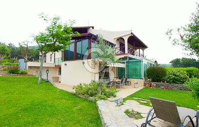 URLA GÜVENDİK'TE BUTİK BİR SİTE İÇİNDE SATILIK LÜKS VİLLA