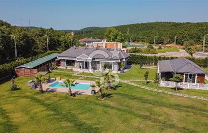 Üvezlide 3300m2 Arsa İçinde Yüzme Havuzlu Muhteşem Satılık Villa