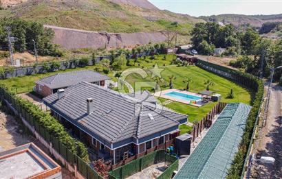 Üvezlide 3300m2 Arsa İçinde Yüzme Havuzlu Muhteşem Satılık Villa