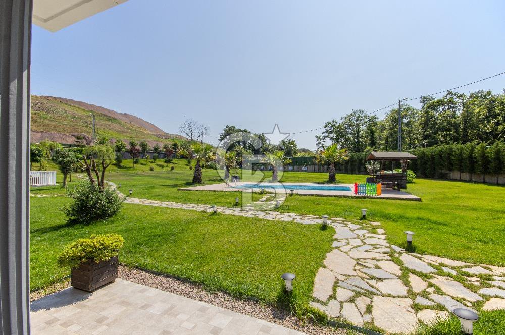 Üvezlide 3300m2 Arsa İçinde Yüzme Havuzlu Muhteşem Satılık Villa