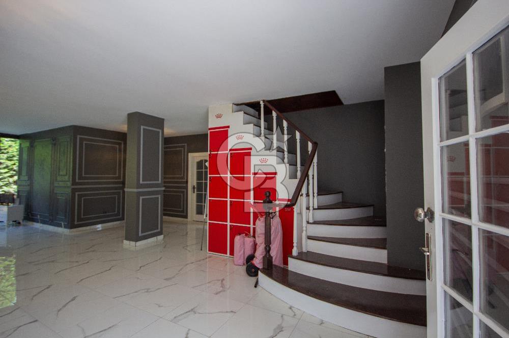 Üvezlide 3300m2 Arsa İçinde Yüzme Havuzlu Muhteşem Satılık Villa