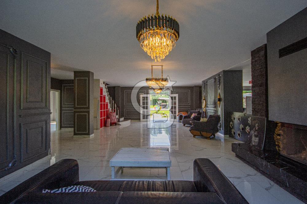 Üvezlide 3300m2 Arsa İçinde Yüzme Havuzlu Muhteşem Satılık Villa