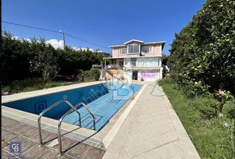 BÜYÜKÇEKMECE KUMBURGAZ'DA 990M² ARSA İÇİNDE HAVUZLU VİLLA