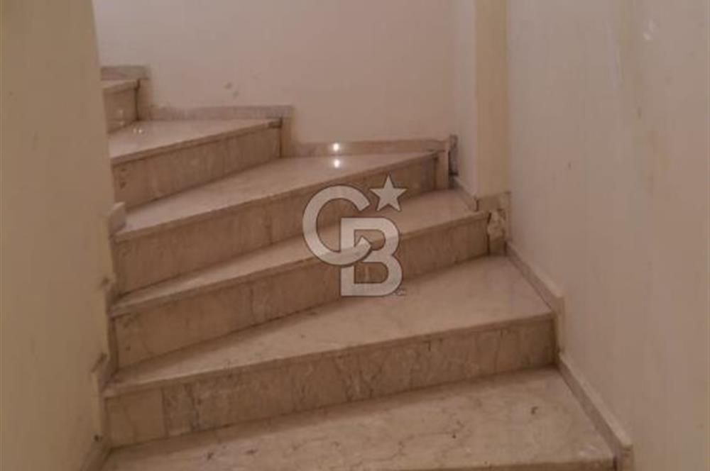 ÇAYIROVA AKSE'de ANA CADDE ÜZERİ 240m2 KİRALIK DÜKKAN