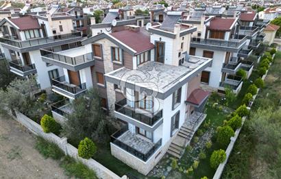 Burhaniye Pelitköy'de Havuzlu Sitede 5+1 Satılık Villa