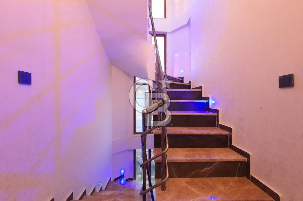 Burhaniye Pelitköy'de Havuzlu Sitede 5+1 Satılık Villa