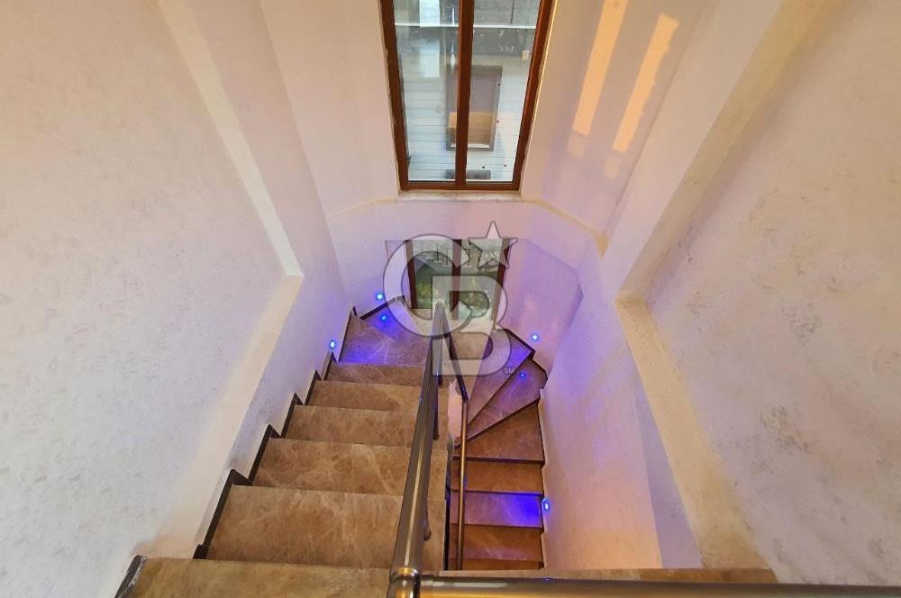 Burhaniye Pelitköy'de Havuzlu Sitede 5+1 Satılık Villa
