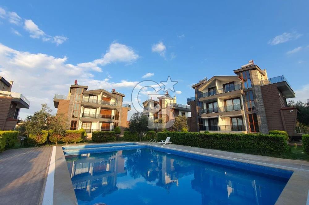 Burhaniye Pelitköy'de Havuzlu Sitede 5+1 Satılık Villa