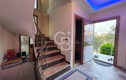 Burhaniye Pelitköy'de Havuzlu Sitede 5+1 Satılık Villa