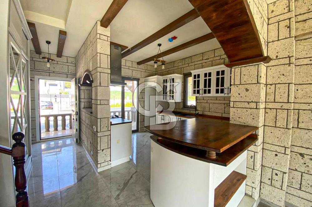 Edremit Güre'de Otantik Mimariye Sahip 4+1 Satılık Taş Villa