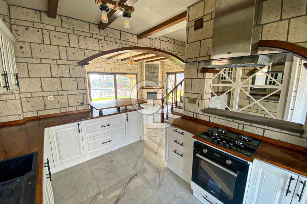 Edremit Güre'de Otantik Mimariye Sahip 4+1 Satılık Taş Villa