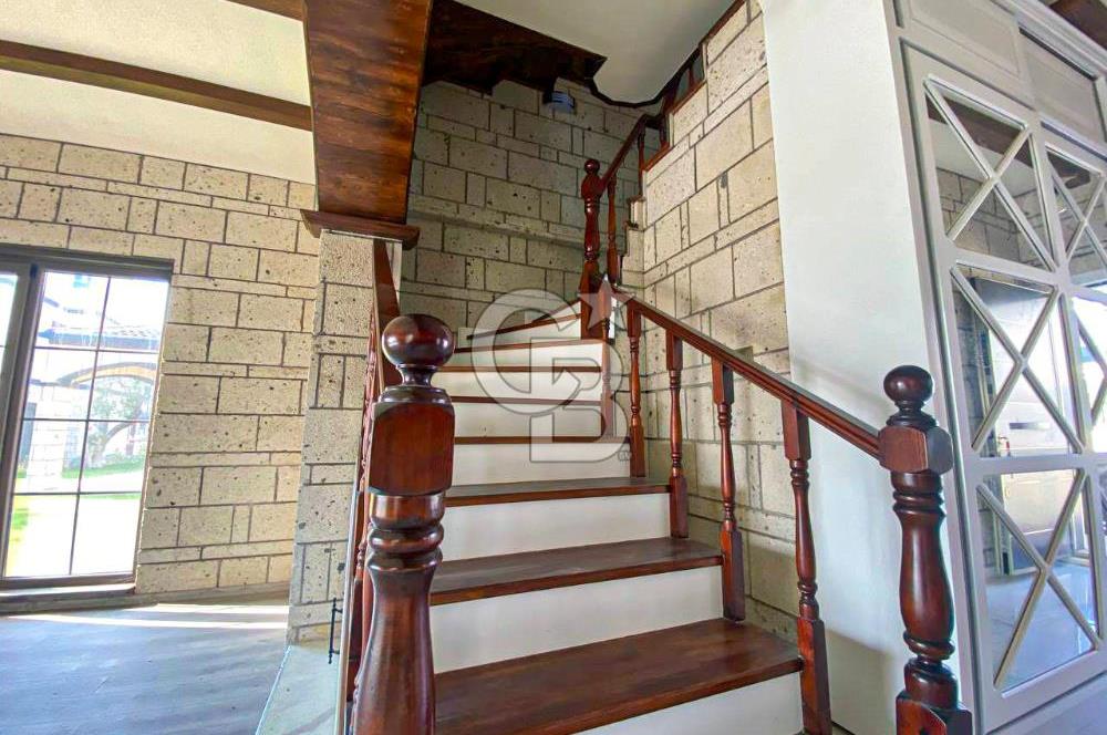 Edremit Güre'de Otantik Mimariye Sahip 4+1 Satılık Taş Villa