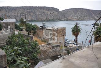 HALFETİ'de FIRAT MANZARALI ARSA ve BİNA