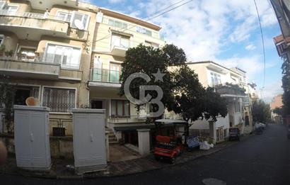 heybeli'de yenilenmiş 3+1 kombili, deniz manzaralı ara kat.