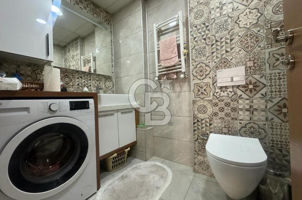 NERGİZ'DE; KAPALI MUTFAK, 2 BANYO, YENİ BİNA, EŞYALI KİRALIK 2+1