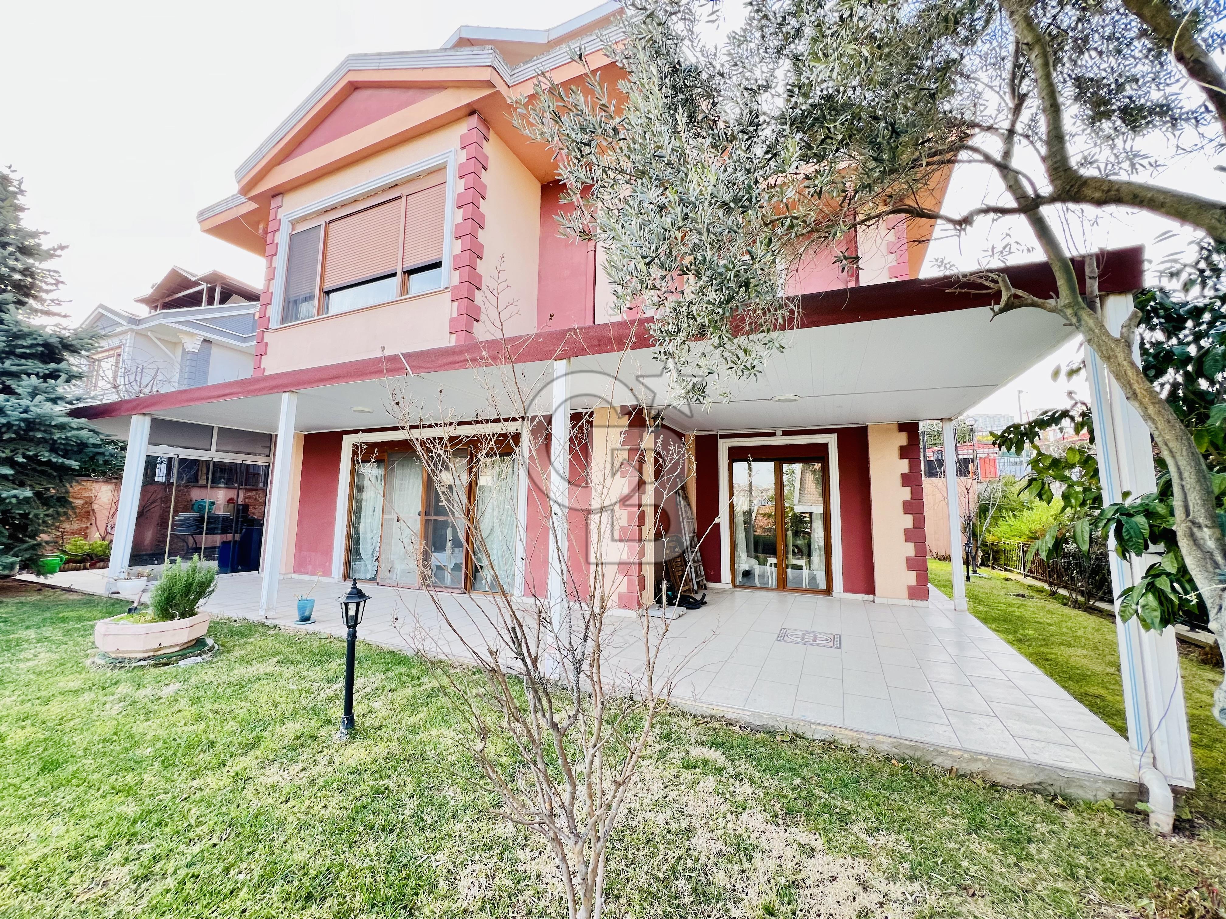 Bahçeşehir 2.Kısım 5+2 Satılık Tam Müstakil Villa Triplex