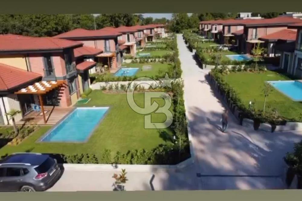SAPANCA'DA SİTE İÇİNDE SATILIK HAVUZLU MÜSTAKİL VİLLA