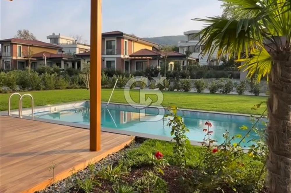 SAPANCA'DA SİTE İÇİNDE SATILIK HAVUZLU MÜSTAKİL VİLLA