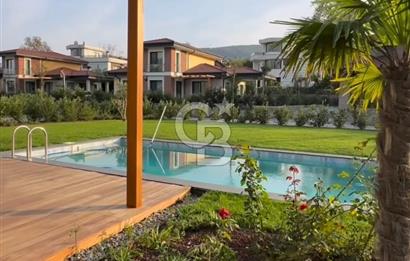SAPANCA'DA SİTE İÇİNDE SATILIK HAVUZLU MÜSTAKİL VİLLA