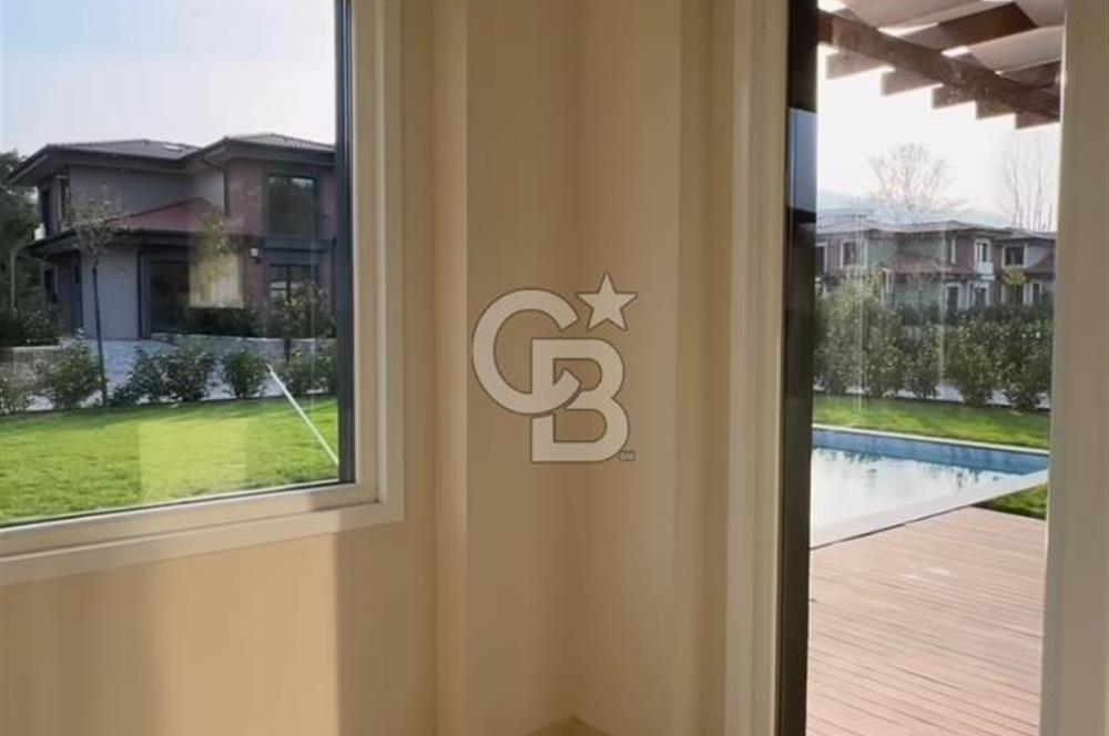 SAPANCA'DA SİTE İÇİNDE SATILIK HAVUZLU MÜSTAKİL VİLLA