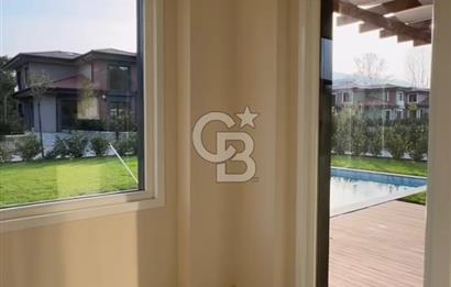 SAPANCA'DA SİTE İÇİNDE SATILIK HAVUZLU MÜSTAKİL VİLLA