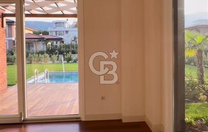 SAPANCA'DA SİTE İÇİNDE SATILIK HAVUZLU MÜSTAKİL VİLLA