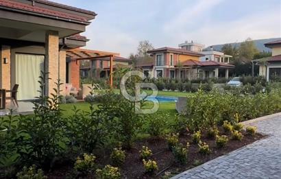 SAPANCA'DA SİTE İÇİNDE SATILIK HAVUZLU MÜSTAKİL VİLLA