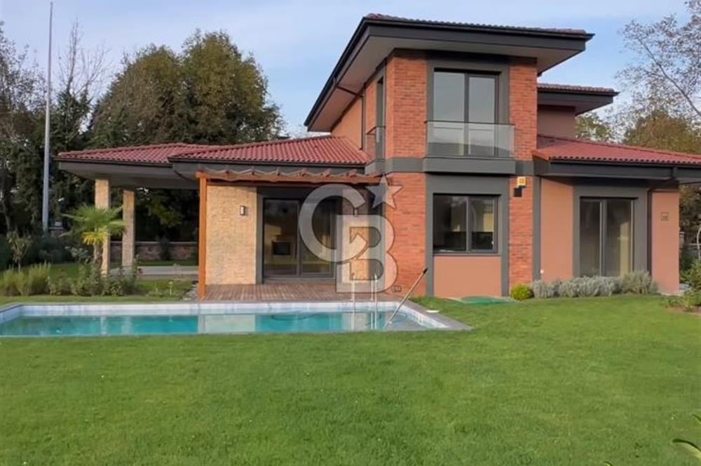 SAPANCA'DA SİTE İÇİNDE SATILIK HAVUZLU MÜSTAKİL VİLLA