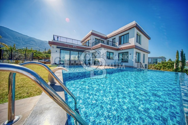 Girne Bellapais Bölgesinde Özel Tasarım,Türk Malı, Triplex, Kesilmez Deniz Manzaralı Satılık Lüks Villa