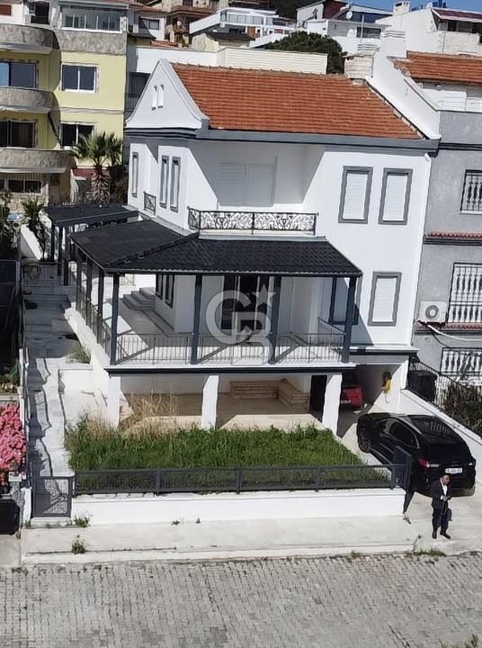 Yeni Foça Burun ucunda satılık 5+1 Villa